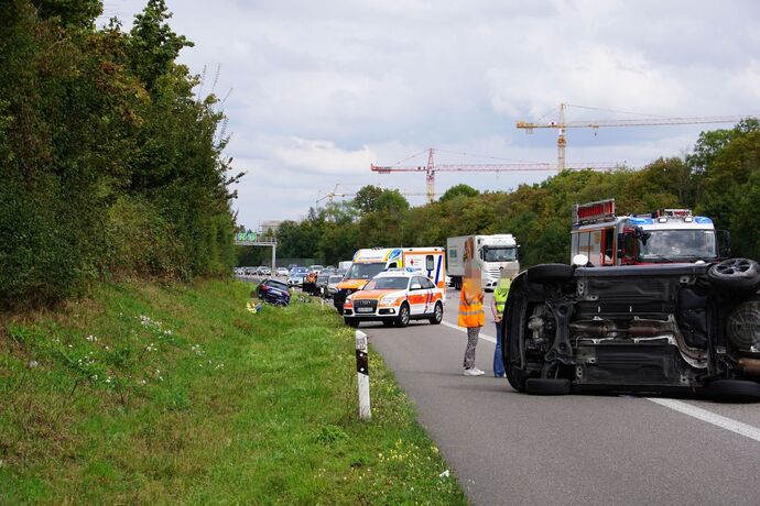Freiberg a.N.: Schwerer Verkehrsunfall auf der A81 - 2 Fahrzeuge ueberschlagen sich, mehrere Verletzte