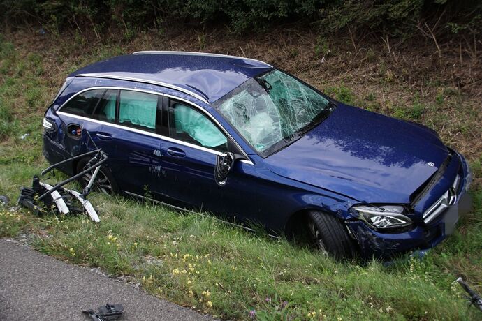 Freiberg a.N.: Schwerer Verkehrsunfall auf der A81 - 2 Fahrzeuge ueberschlagen sich, mehrere Verletzte