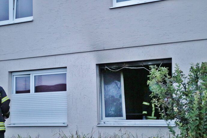 Verpuffung in Gärtnerei - 1 Person verletzt - Feuerwehr und Rettungsdienst im Einsatz