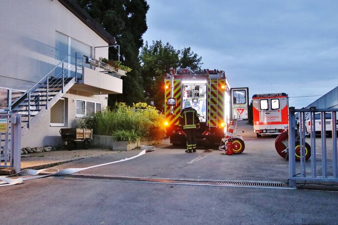 Verpuffung in Gärtnerei - 1 Person verletzt - Feuerwehr und Rettungsdienst im Einsatz