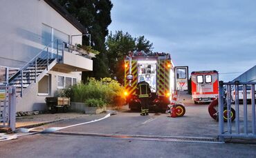 Verpuffung in Gärtnerei - 1 Person verletzt - Feuerwehr und Rettungsdienst im Einsatz