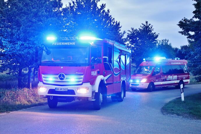 Verpuffung in Gärtnerei - 1 Person verletzt - Feuerwehr und Rettungsdienst im Einsatz
