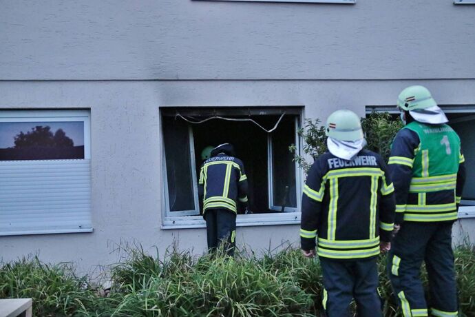 Verpuffung in Gärtnerei - 1 Person verletzt - Feuerwehr und Rettungsdienst im Einsatz