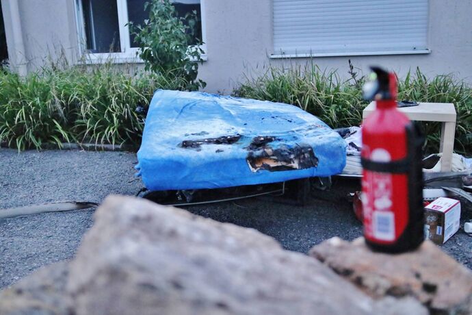 Verpuffung in Gärtnerei - 1 Person verletzt - Feuerwehr und Rettungsdienst im Einsatz