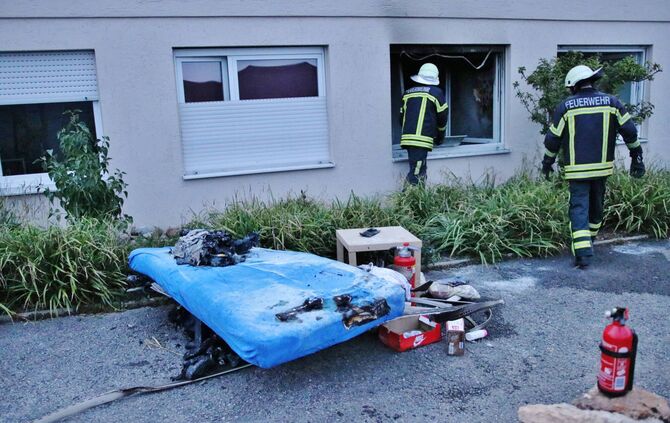 Verpuffung in Gärtnerei - 1 Person verletzt - Feuerwehr und Rettungsdienst im Einsatz