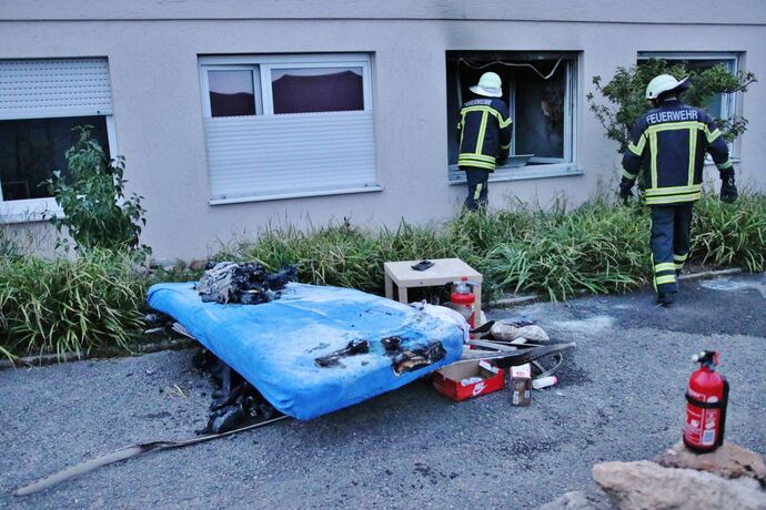 Verpuffung in Gärtnerei - 1 Person verletzt - Feuerwehr und Rettungsdienst im Einsatz