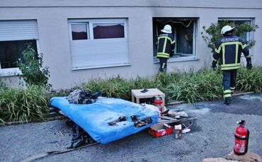 Verpuffung in Gärtnerei - 1 Person verletzt - Feuerwehr und Rettungsdienst im Einsatz
