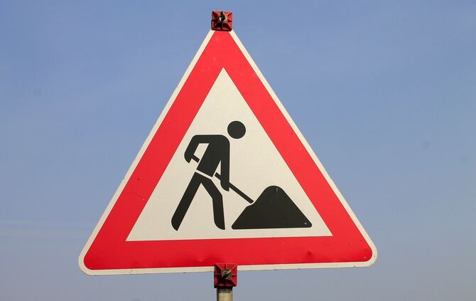 Schild Baustelle Baustellenschild Straßensperrung Straßensanierung Straße Sanierung Symbol Symbolbild