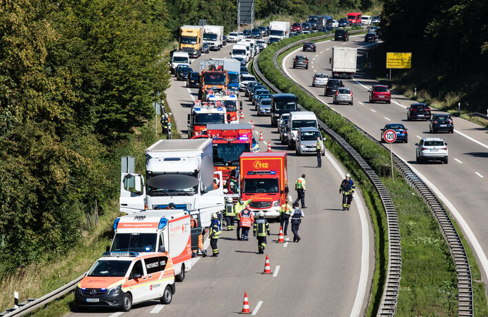 Lkw gegen Leitplanke, Fahrer wird wiederbelebt, B14, Winnenden-Süd - Schwaikheim, 08.09.2020.