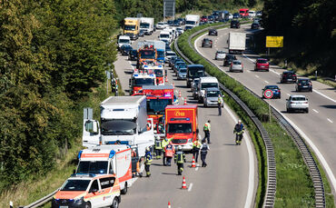 Lkw gegen Leitplanke, Fahrer wird wiederbelebt, B14, Winnenden-Süd - Schwaikheim, 08.09.2020.