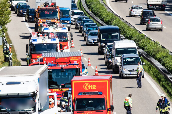 Lkw gegen Leitplanke, Fahrer wird wiederbelebt, B14, Winnenden-Süd - Schwaikheim, 08.09.2020.