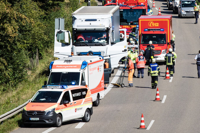 Lkw gegen Leitplanke, Fahrer wird wiederbelebt, B14, Winnenden-Süd - Schwaikheim, 08.09.2020.