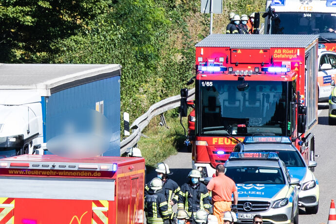 Lkw gegen Leitplanke, Fahrer wird wiederbelebt, B14, Winnenden-Süd - Schwaikheim, 08.09.2020.