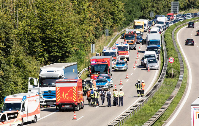 Lkw gegen Leitplanke, Fahrer wird wiederbelebt, B14, Winnenden-Süd - Schwaikheim, 08.09.2020.