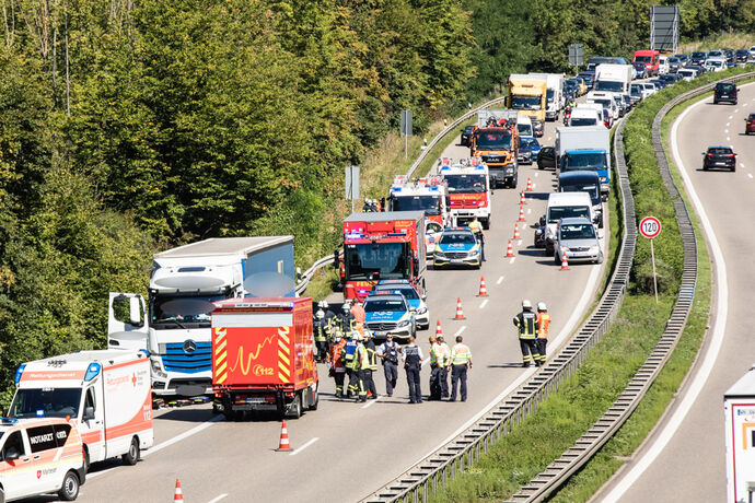 Lkw gegen Leitplanke, Fahrer wird wiederbelebt, B14, Winnenden-Süd - Schwaikheim, 08.09.2020.