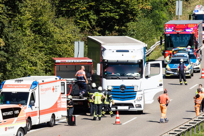 Lkw gegen Leitplanke, Fahrer wird wiederbelebt, B14, Winnenden-Süd - Schwaikheim, 08.09.2020.