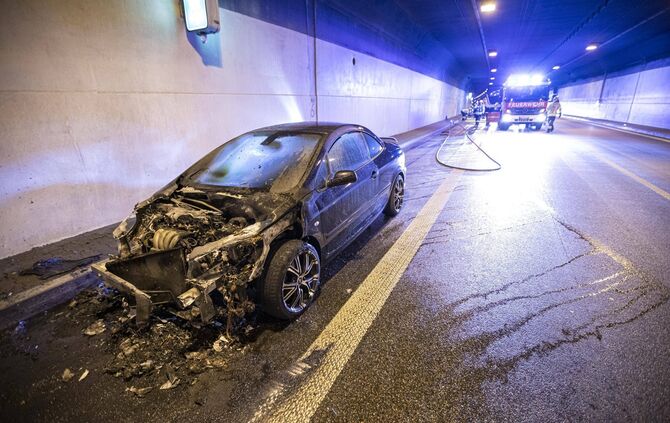 Peugeot brennt im Kappelbergtunnel - Vollsperrung in beiden Richtungen_0