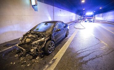 Peugeot brennt im Kappelbergtunnel - Vollsperrung in beiden Richtungen_0