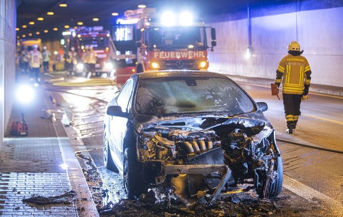 Peugeot brennt im Kappelbergtunnel - Vollsperrung in beiden Richtungen_1