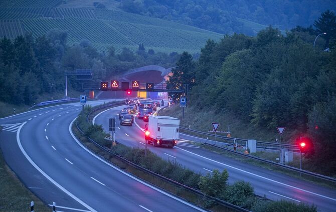 Peugeot brennt im Kappelbergtunnel - Vollsperrung in beiden Richtungen_2