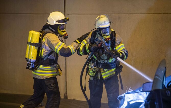 Peugeot brennt im Kappelbergtunnel - Vollsperrung in beiden Richtungen_3