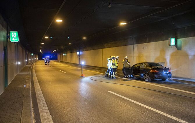 Peugeot brennt im Kappelbergtunnel - Vollsperrung in beiden Richtungen_4