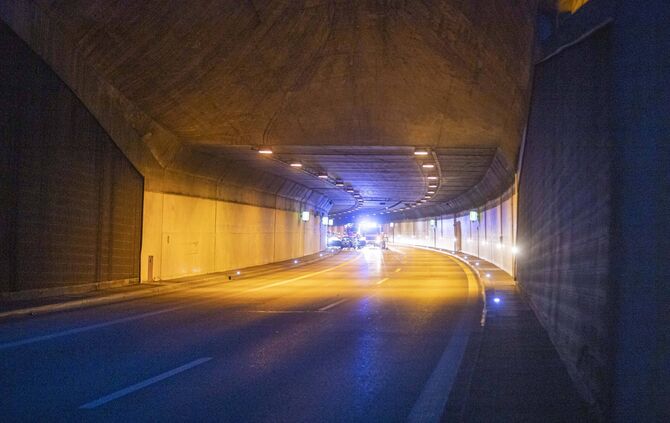 Peugeot brennt im Kappelbergtunnel - Vollsperrung in beiden Richtungen_5
