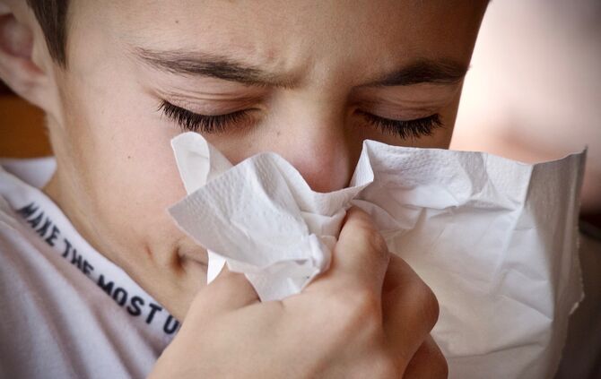 Erkältung Taschentuch Junge Niesen Symbol Symbolbild Kind_0