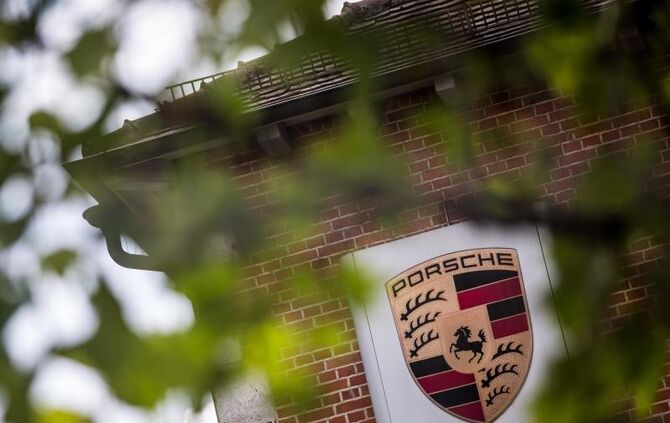 Das Logo von Porsche ist an einem Gebäude zu sehen