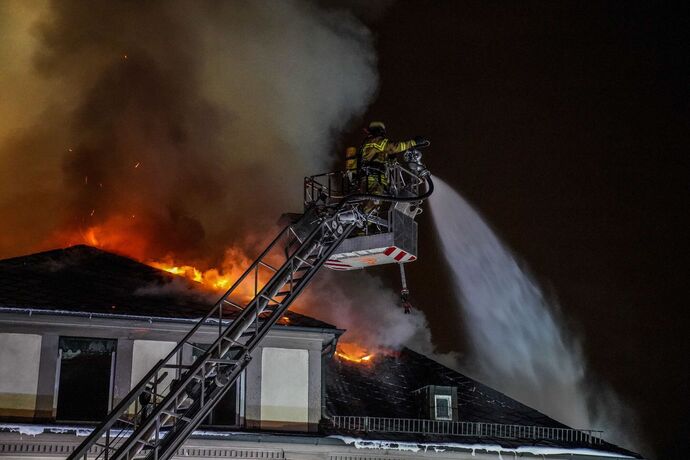 Esslingen: Dachstuhlbrand loest Grosseinsatz aus
