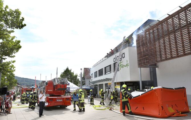 Hauptübung der Feuerwehr Urbach auf dem Marktplatz am 20.7.2019_0