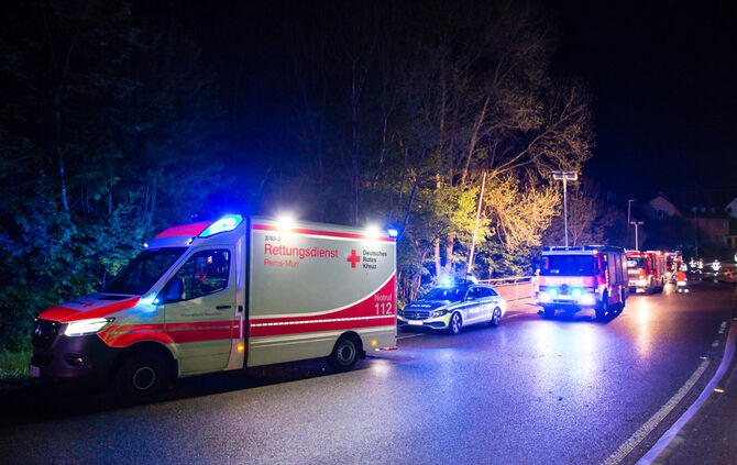 Mit Pkw in Bachbett - Zwei Verletzte - Bild 01_1