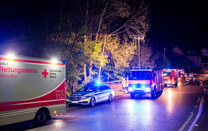Mit Pkw in Bachbett - Zwei Verletzte - Bild 06_6