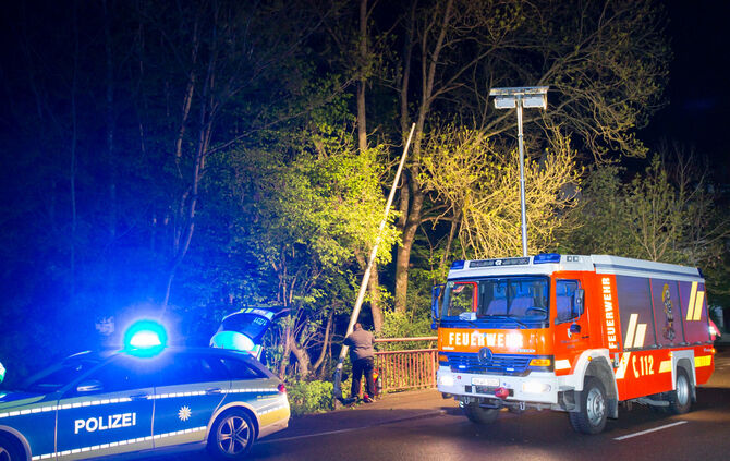 Mit Pkw in Bachbett - Zwei Verletzte - Bild 12_11