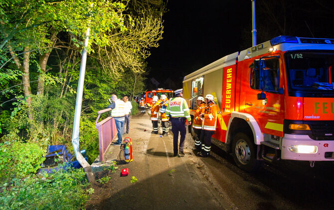 Mit Pkw in Bachbett - Zwei Verletzte - Bild 14_13