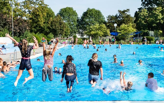 Kleiderschwimmen zum Abschluss der Freibadsaison in Remshalden-Geradstetten, 13.09.2020.