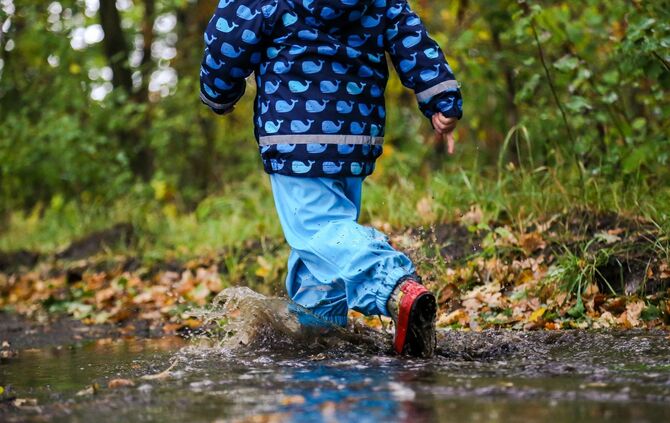 Kind in Pfütze_0