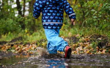 Kind in Pfütze_0
