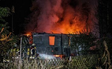 Wohnwagen brennt lichterloh_0