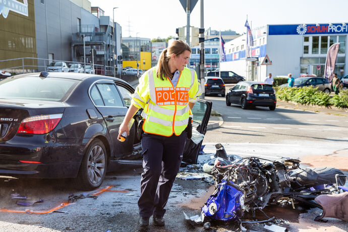 Tödlicher Motorradunfall, mit abbiegendem BMW kollidiert, B14, Backnang-Waldrems, 19.09.2020.