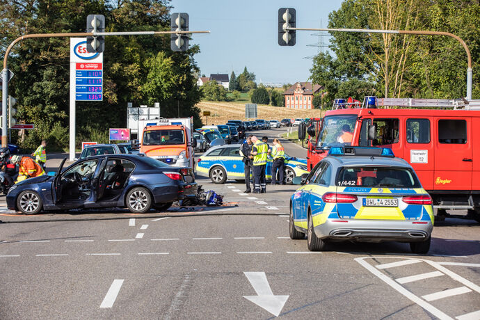 Tödlicher Motorradunfall, mit abbiegendem BMW kollidiert, B14, Backnang-Waldrems, 19.09.2020.