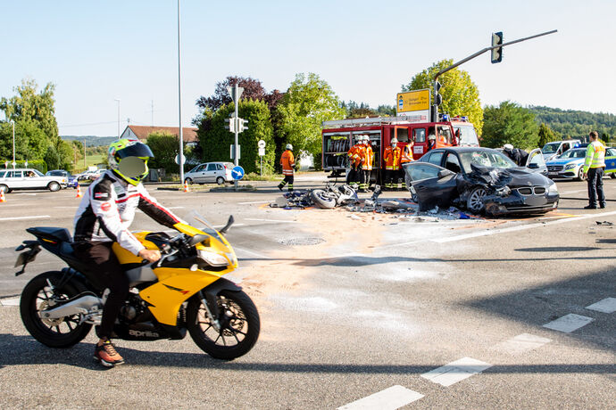 Tödlicher Motorradunfall, mit abbiegendem BMW kollidiert, B14, Backnang-Waldrems, 19.09.2020.