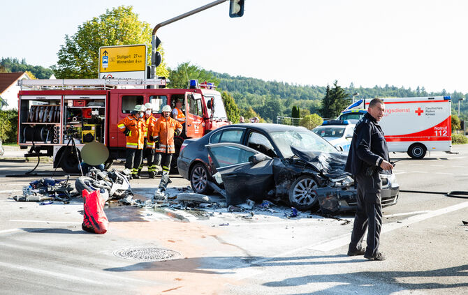 Tödlicher Motorradunfall, mit abbiegendem BMW kollidiert, B14, Backnang-Waldrems, 19.09.2020.