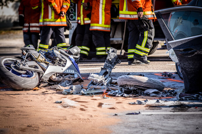 Tödlicher Motorradunfall, mit abbiegendem BMW kollidiert, B14, Backnang-Waldrems, 19.09.2020.