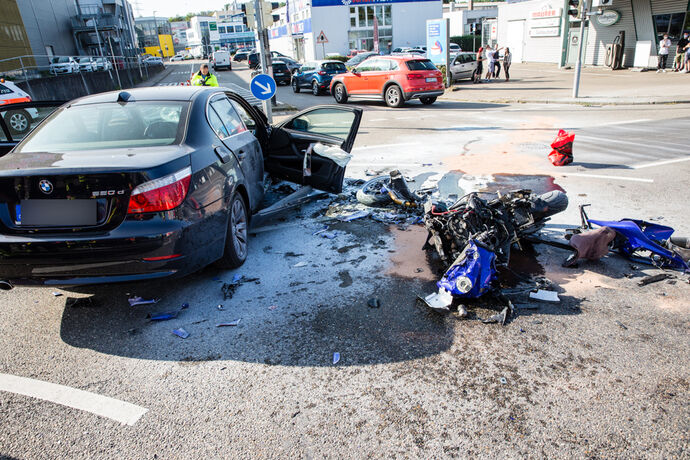 Tödlicher Motorradunfall, mit abbiegendem BMW kollidiert, B14, Backnang-Waldrems, 19.09.2020.