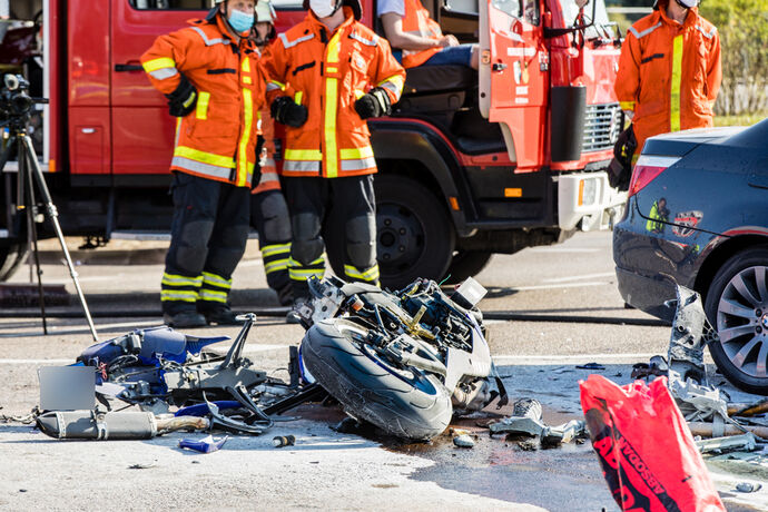 Tödlicher Motorradunfall, mit abbiegendem BMW kollidiert, B14, Backnang-Waldrems, 19.09.2020.
