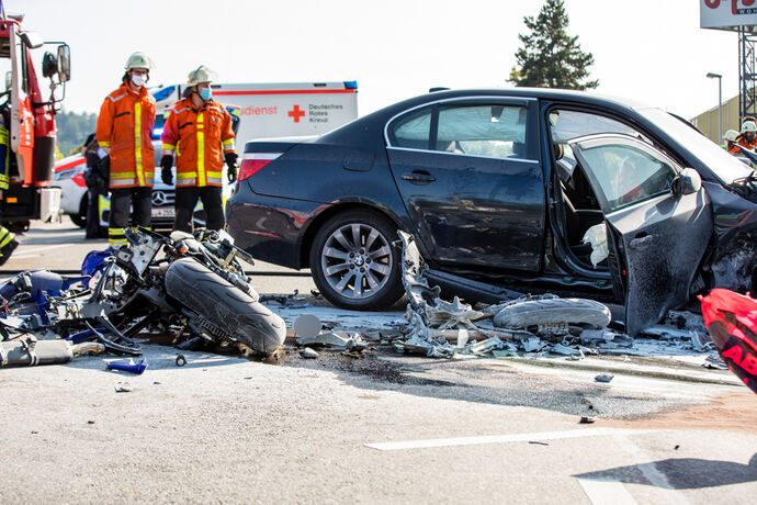 Tödlicher Motorradunfall, mit abbiegendem BMW kollidiert, B14, Backnang-Waldrems, 19.09.2020.