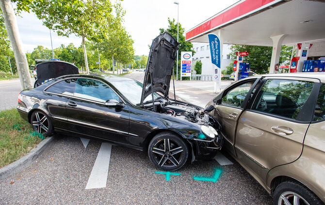 Unfall bei Tankstelle mit zwei Verletzten - Bild 06_0