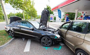 Unfall bei Tankstelle mit zwei Verletzten - Bild 06_0