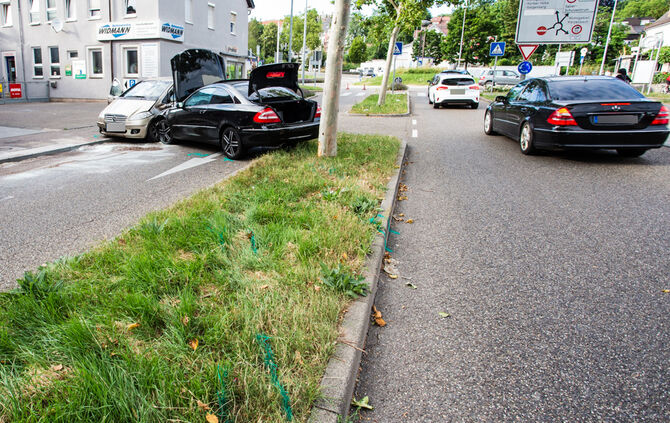 Unfall bei Tankstelle mit zwei Verletzten - Bild 11_1